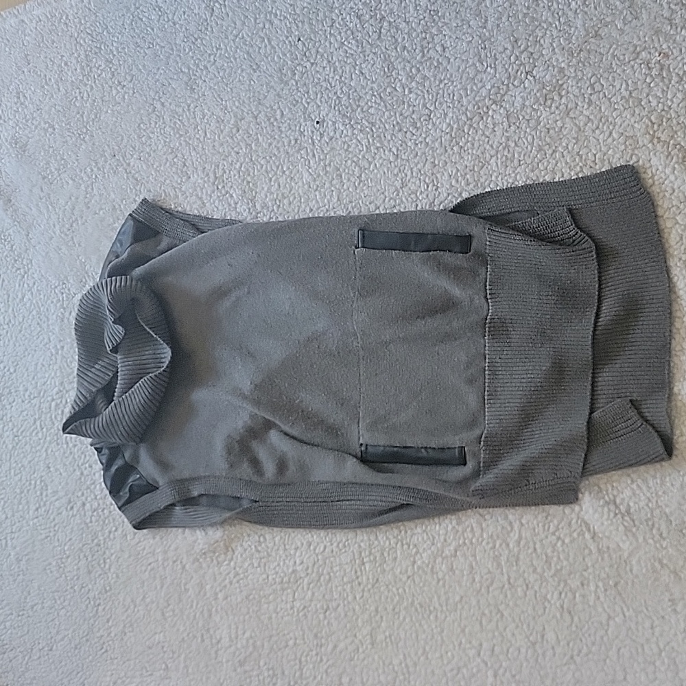 Sleeveless turtleneck sweater with leather shoulders